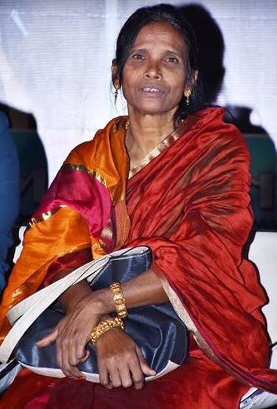 ऐसे में अगर रानू मंडल की बात नहीं की जाए तो बात अधुरी रह जाएगी. सोशल मीडिया पर रानू मंडल का एक गाना काफी वायरल हुआ था, जिसके बाद बॉलीवुड सिंगर हिमेश रेशमिया ने उनको चांस दिया और वो रातों रात फेमस स्टार बन गई. पश्चिम बंगाल के राणाघाट स्टेशन लता मंगेशकर का 'एक प्यार का नगमा...' गुनगुनाती रानू मंडल का वीडियो खूब वायरल हुआ था, जिसके बाद उन्होंने हिमेश रेशमिया के साथ गाना 'तेरी मेरी कहानी' गाया था जो इंटरनेट पर खूब वायरल हुआ था.