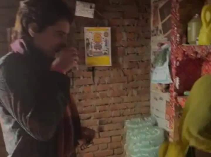 ਕਾਂਗਰਸੀ ਆਗੂ ਨੇ ਕਿਹਾ ਕਿ ਸਾਡੇ ਸ਼ਕਤੀ ਵਿਧਾਨ (ਮਹਿਲਾ ਮੈਨੀਫੈਸਟੋ) ਤੇ 'ਲੜਕੀ ਹੂੰ ਲੜ ਸਕਤੀ ਹੂੰ' ਦੇ ਨਾਅਰੇ 'ਚ ਸਿਤਾਰਾ ਜਾਟਵ ਵਰਗੀਆਂ ਔਰਤਾਂ ਦੀ ਆਵਾਜ਼ ਹੈ। ਮਹਿਲਾ ਨਾਲ ਗੱਲ ਕਰਦੇ ਹੋਏ ਪ੍ਰਿਯੰਕਾ ਗਾਂਧੀ ਨੇ ਹੱਥ ਵਿੱਚ ਚੂੜੀ ਲੈ ਕੇ ਜੁੜਾਈ ਕੀਤੀ।