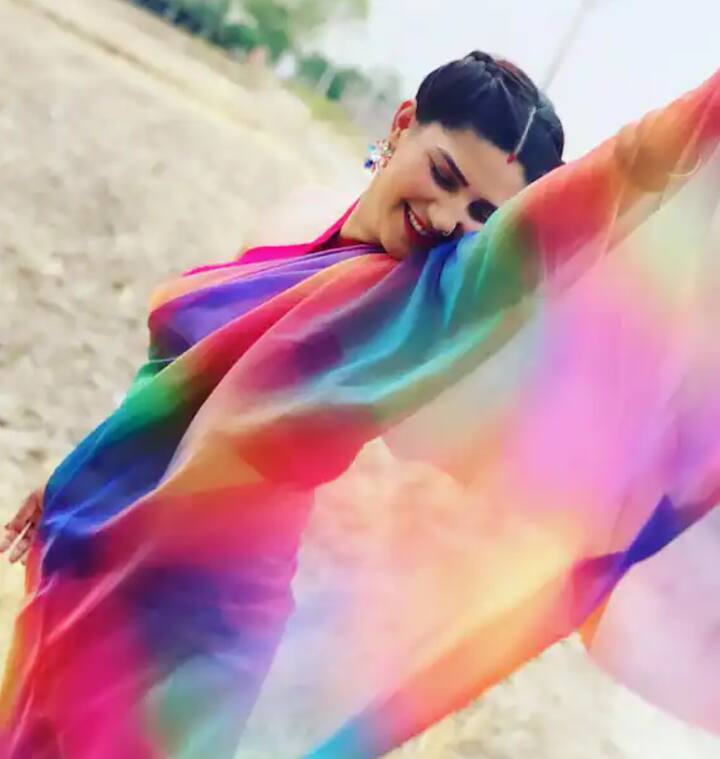 ਹਰਿਆਣਾ ਦੀ ਮਸ਼ਹੂਰ ਡਾਂਸਰ ਤੇ ਗਾਇਕਾ ਸਪਨਾ ਚੌਧਰੀ ਸੋਸ਼ਲ ਮੀਡੀਆ 'ਤੇ ਕਾਫੀ ਐਕਟਿਵ ਰਹਿੰਦੀ ਹੈ। ਫੈਨਸ ਨੂੰ ਉਨ੍ਹਾਂ ਦਾ ਹਰ ਸਟਾਈਲ ਕਾਫੀ ਪਸੰਦ ਆਉਂਦਾ ਹੈ।