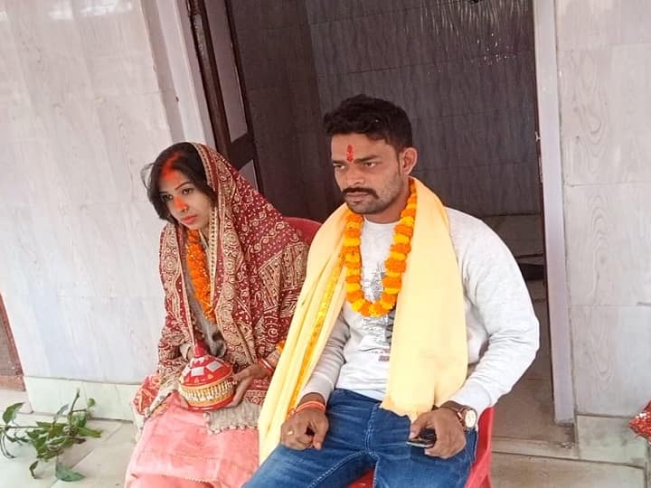 Bihar: Inspector got married with his longtime girlfriend in temple in presence of other police personnel in siwan ann कमाल की है बिहार वाले 'चुलबुल पांडेय' की Love Story, ड्यूटी के दौरान दे बैठा दिल, देखें कैसे रचाई प्रेमिका संग शादी