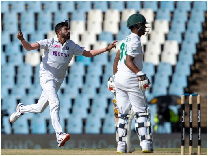 इस जीत के साथ ही भारत ने तीन मैचों की सीरीज में 1-0 की बढ़त बना ली है. 305 रनों का पीछा करने उतरी दक्षिण अफ्रीका की टीम पांचवें दिन 191 रनों पर ही सिमट गई. टीम की ओर से कप्तान डीन एल्गर (77) ने दूसरी पारी में सबसे ज्यादा रन बनाए. वहीं, भारतीय तेज गेंदबाज जसप्रीत बुमराह, मोहम्मद शमी और मोहम्मद सिराज ने बेहतरी गेदबाजी की.