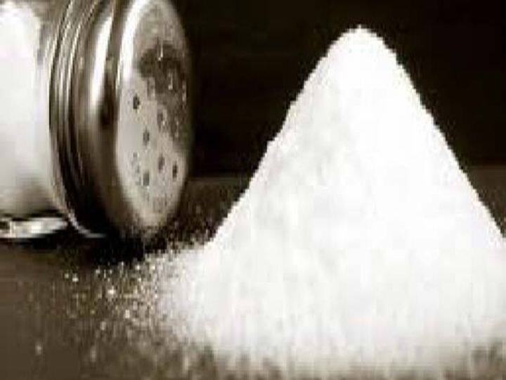 नमकः कहते हैं कि नहाने के पानी में नमक मिलाकर नहाने से तनाव से राहत मिलती है. ये व्यक्ति को सकारात्मक बनाता है और जिंदगी में आ रही मुश्किलों को दूर करने में मदद करता है.