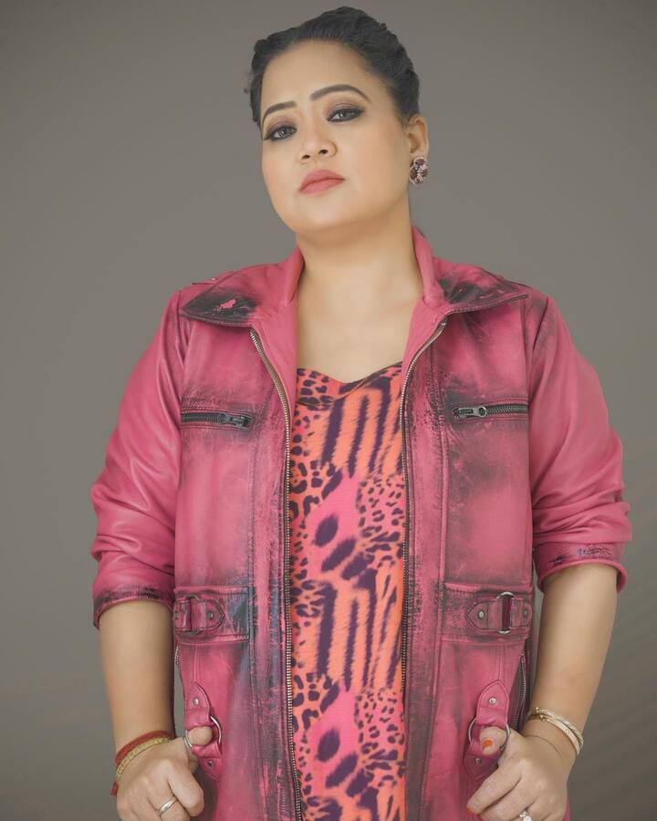 भारती सिंह लेटेस्ट फोटोज में ग्लैमरस के साथ-साथ ब्यूटीफुल दिख रही हैं. भारती सिंह ने पिंक कलर का आउटफिट पहना है और साथ ही जैकेट कोट भी कैरी किया है.