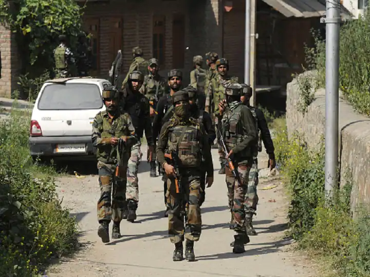 Jammu And Kashmir Encounter underway between terrorists and security forces in Shopian's Chermarg ਸ਼ੋਪੀਆਂ 'ਚ ਅੱਤਵਾਦੀਆਂ ਅਤੇ ਸੁਰੱਖਿਆ ਬਲਾਂ ਵਿਚਾਲੇ ਮੁਕਾਬਲੇ 'ਚ 1 ਅੱਤਵਾਦੀ ਢੇਰ, ਇਲਾਕੇ 'ਚ ਤਲਾਸ਼ੀ ਮੁਹਿੰਮ ਜਾਰੀ
