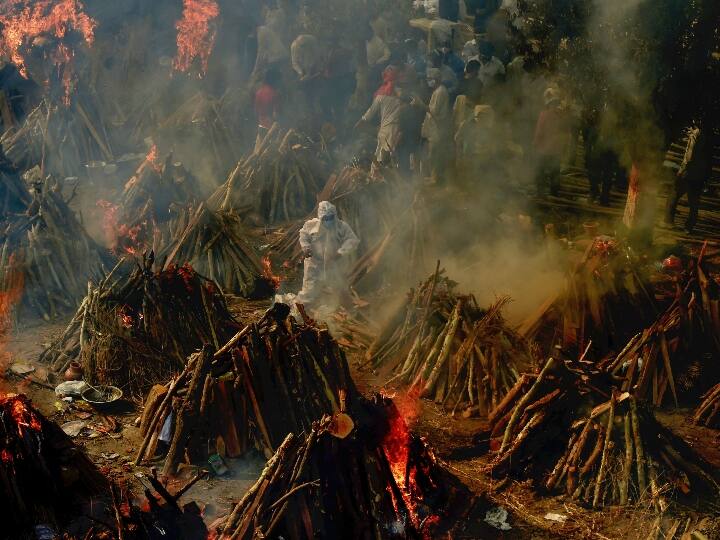 दिल्ली के गाजीपुर स्थित श्मशान घाट पर बड़ी संख्या में कोविड-19 के कारण जान गंवाने वाले लोगों का अंतिम संस्कार किया गया था.