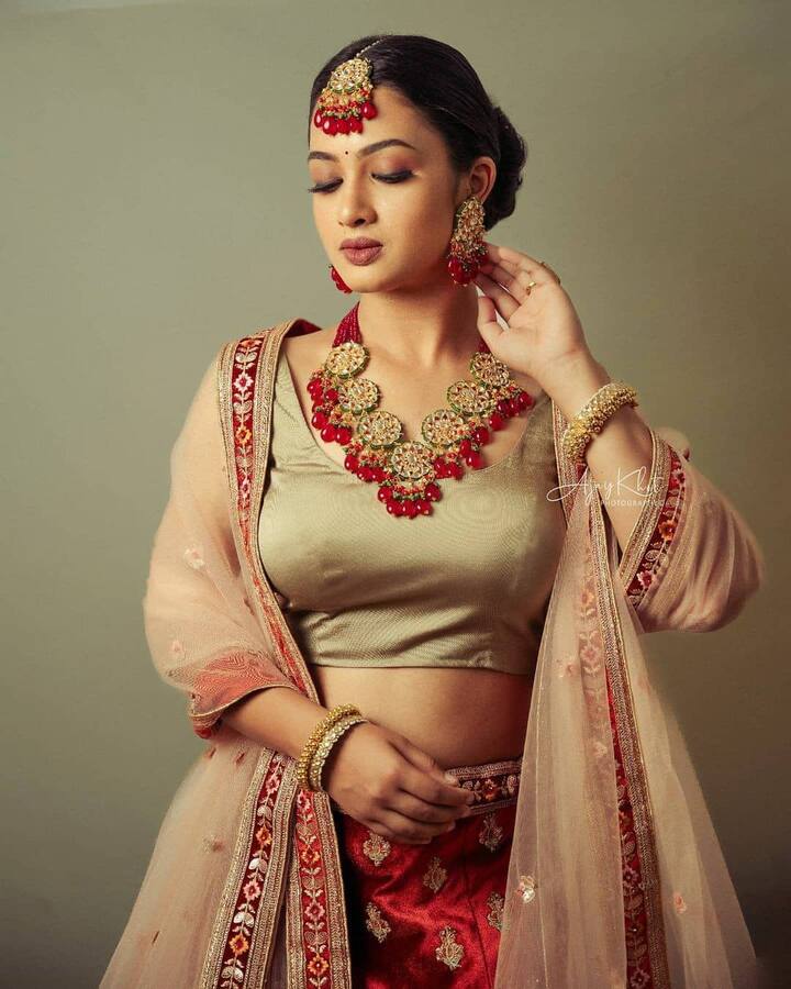 गिरीजा सोशल मीडियावर बरीच सक्रियअसते, तिचे नवनवे फोटो ती नेहमीच शेअर केट असते.