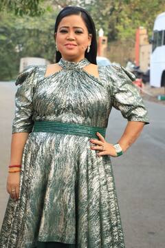 Bharti Singh Photos: सिंड्रेला ड्रेस में खूबसूरत लग रही हैं भारती सिंह, कॉमेडियन ने ऐसे फ्लॉन्ट किया बेबी बंप