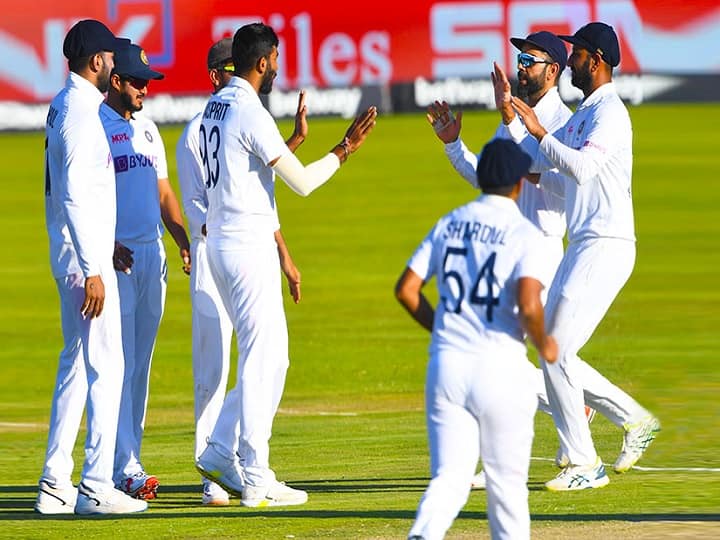 ind vs sa johannesburg test mohammed siraj hobbles out of field see video IND vs SA : जोहान्सबर्ग कसोटीत भारताच्या अडचणीत वाढ; 'या' स्टार गोलंदाजाला दुखापत