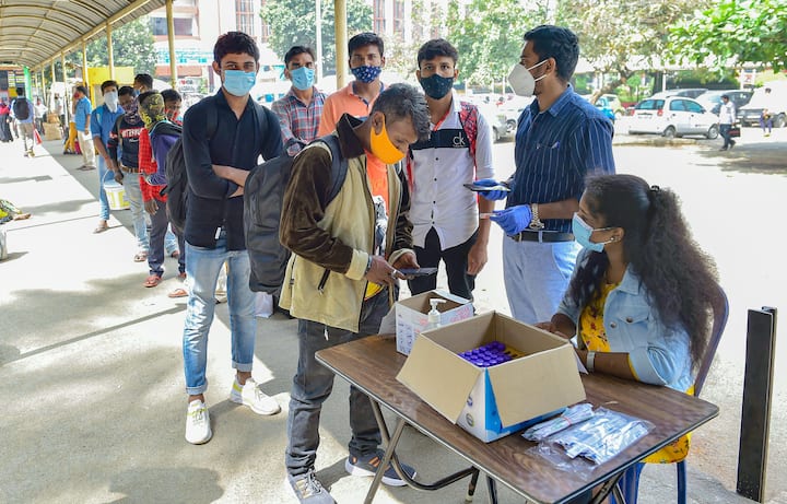 বিশেষজ্ঞরা বলছেন, ওমিক্রনের ক্ষেত্রে নতুন একটি উপসর্গ দেখা গিয়েছে, তা হল গলা ব্যথা এবং গলার স্বর বদলে যাওয়া।