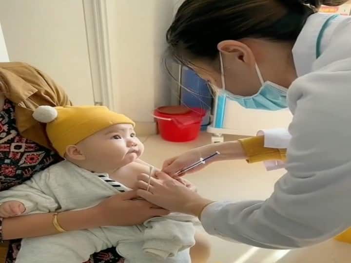 Viral Video of little child giving cute expression after injection Watch: छोटे बच्चे ने इंजेक्शन लगने पर दिए Cute फेस एक्सप्रेशन, जीत लेगा आपका दिल!