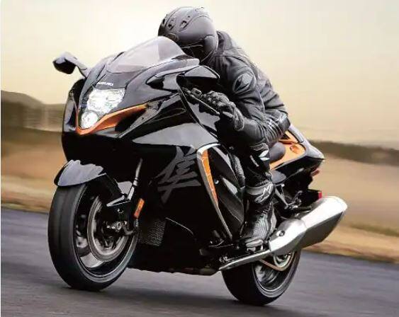 Bajaj Pulsar 250 : ਬਜਾਜ ਆਟੋ ਨੇ ਇਸ ਸਾਲ ਆਪਣਾ ਸਭ ਤੋਂ ਵੱਡਾ ਪਲਸਰ ਮੋਟਰਸਾਈਕਲ ਲਾਂਚ ਕੀਤਾ ਹੈ। ਹਾਲਾਂਕਿ ਨਵੀਂ ਕੁਆਰਟਰ-ਲੀਟਰ ਪਲਸਰ ਆਪਣੇ ਹਿੱਸੇ ਤੋਂ ਬੇਹਤਰ ਪ੍ਰਦਰਸ਼ਨ ਨਹੀਂ ਸਕਦੀ, ਫਿਰ ਵੀ ਇਹ ਇੱਕ ਚੰਗੀ ਪੇਸ਼ਕਸ਼ ਹੈ। ਨਵੀਂ ਬਜਾਜ ਪਲਸਰ 250 ਰੇਂਜ 249.07cc, ਸਿੰਗਲ-ਸਿਲੰਡਰ, ਆਇਲ-ਕੂਲਡ, ਫਿਊਲ-ਇੰਜੈਕਟਿਡ ਇੰਜਣ ਤੋਂ ਪਾਵਰ ਖਿੱਚਦੀ ਹੈ ਜੋ 24.1 hp ਦੀ ਪਾਵਰ ਅਤੇ 21.5 Nm ਪੀਕ ਟਾਰਕ ਪੈਦਾ ਕਰਦਾ ਹੈ।