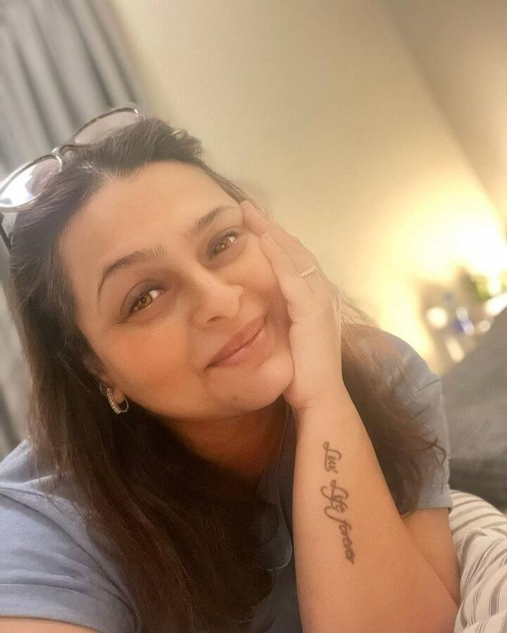 तिने सोशल मीडिया पोस्टमध्ये लिहिले, 'सर्वजण सुरक्षित राहा. लस घ्या आणि सर्व नियमांचे पालन करा.'