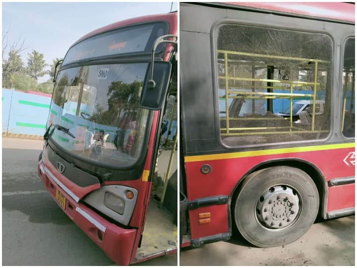 Corona Protocol: People blocked the bus in Sangam Vihar area of ​​​​Delhi, angry crowd broke the glass of the bus ANN Corona Protocol: दिल्ली के संगम विहार में बस न मिलने पर भड़का लोगों का गुस्सा, भीड़ ने जमकर की तोड़फोड़