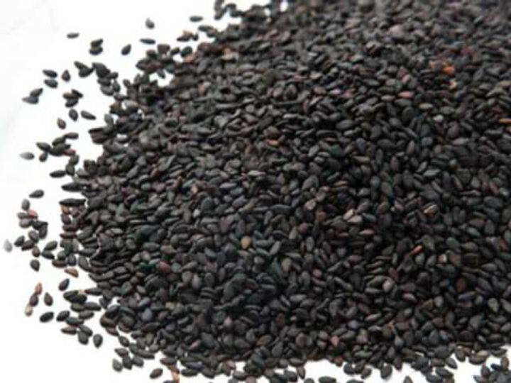 काले तिलः ज्योतिष के अनुसार नहाने के पानी में एक चम्मच काले तिल मिला लें. ऐसा करने से पैसों से जुड़ी आपकी सभी समस्याएं खत्म हो जाएंगी. इससे न सिर्फ आय में बढ़ोतरी होगी, बल्कि पैसे आने के नए रास्ते बनेंगे.