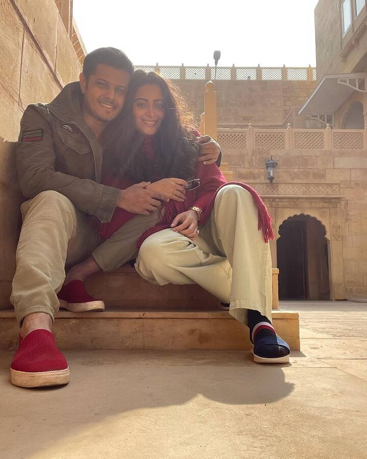 नील भट्ट (Neil Bhatt) और ऐश्वर्या शर्मा (Aishwarya Sharma) ने अपनी इस हनीमून ट्रिप की कुछ बेहद प्यारी तस्वीरें फैंस के साथ सोशल मीडिया पर शेयर की हैं. न्यूली वेड कपल का ये रोमांटिक अंदाज फैंस को खूब पसंद आ रहा है.