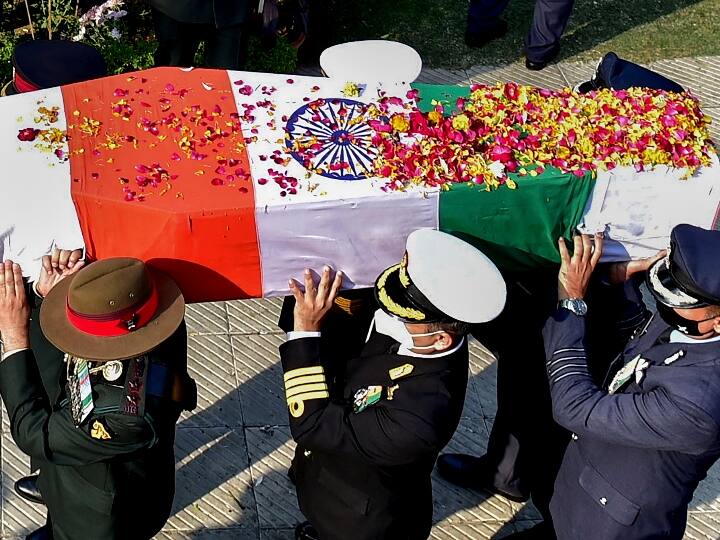 8 दिसंबर को तमिलनाडु के कुन्नूर में हुए हेलिकॉप्टर हादसे में भारत के पहले चीफ ऑफ डिफेंस स्टाफ जनरल बिपिन रावत का निधन हो गया था. इसके बाद दिल्ली के बरार स्क्वॉयर में पूरे सैन्य सम्मान के साथ उनका अंतिम संस्कार किया गया था.