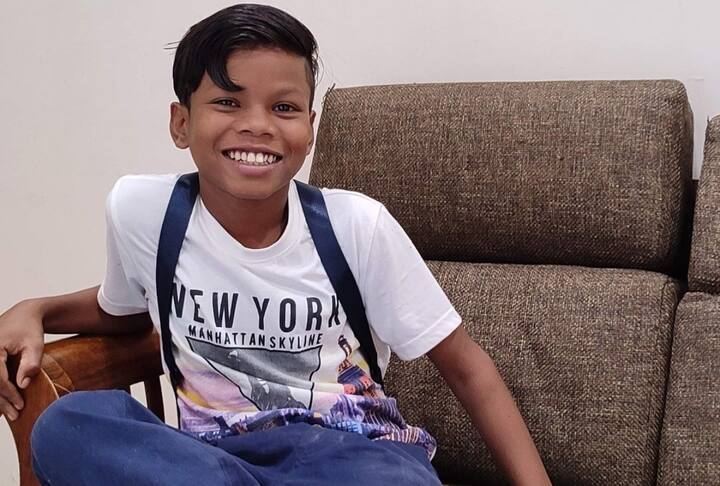 'बचपन का प्यार' गाना तो आपको याद ही होगा. कुछ समय पहले ये गाने एक छोटे से बच्चे ने सोशस मीडिया पर गाया था, जिसके बाद इस गाने पर रिल्स की भरमार लग गई थी. सहदेव इस समय हॉस्पिटल में हैं. बताया जा रहा है कि उनका एक्सीडेंट हो गया है, जिसमें उनके सिर पर गंभीर चोट आई है. हालांकि सहदेव की सेहत में अब काफी सुधार और वो खतरे से बाहर हैं.