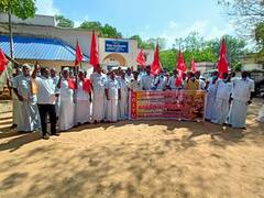 மண் குவாரிகளில் மணல் எடுக்க மாட்டு வண்டிகளை அனுமதிக்க வேண்டி போராட்டம்