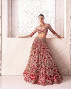 Shraddha Kapoor Photo: डिजाइनर साड़ी पहन श्रद्धा कपूर ने सोशल मीडिया पर बरपाया कहर, देसी लुक देख फैंस की बढ़ी धड़कनें