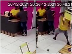 Watch: हेलमेट पहनकर रेस्टोरेंट में घुसा लुटेरा, स्टाफ ने कर दी पिटाई, वीडियो हुआ वायरल