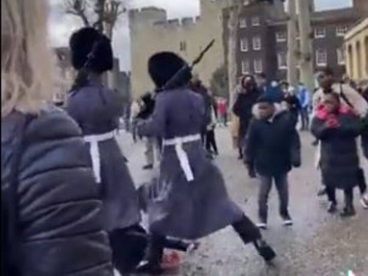 Viral Video Royal Guard trampled boy during parade in Britain video goes viral Viral Video : ब्रिटनमध्ये परेडदरम्यान रॉयल गार्डने चिमुकल्याला पायदळी तुडवले, व्हिडीओ व्हायरल