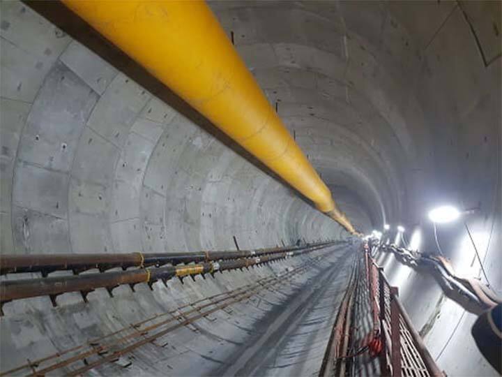 यातील पहिल्या बोगद्याचा दोन किलोमीटरचा टप्पा पूर्ण झाला आहे.  तर उर्वरित 70 मीटर लांबीच्या बोगद्याचे काम येत्या 8 ते 10 दिवसात पूर्ण होणार आहे.(Photo:@mybmcCoastalRd/Twitter)