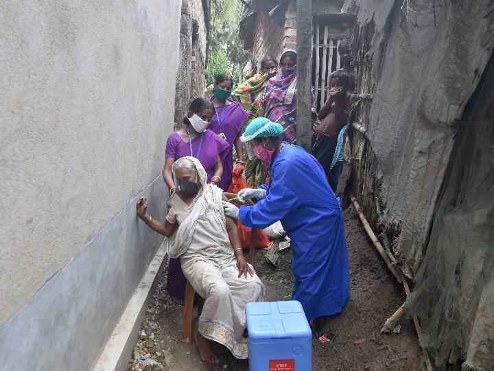 डोर टू डोर वैक्सीनेशन के तहत हावड़ा के वटोरा आईलैंड के चितनन गांव में एक बुजुर्ग महिला को वैक्सीन लगाता हेल्थ वर्कर.