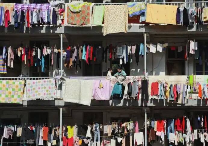 dubai municipality warns residents from hanging clothes in balcony આ શહેરમાં બાલ્કનીમાં કપડા સૂકવવા પર લાગ્યો પ્રતિબંધ, પકડાઇ ગયા તો આપવો પડશે ભારે દંડ