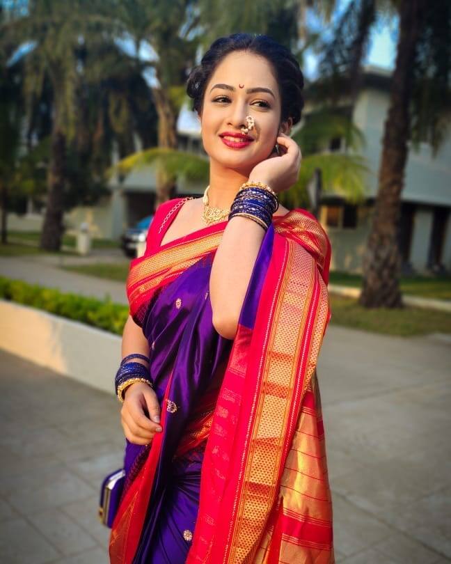 गिरीजा तिच्या ट्रेडिशनल लुक मधले बरेच फोटो सोशल मीडियावर शेअर करते.