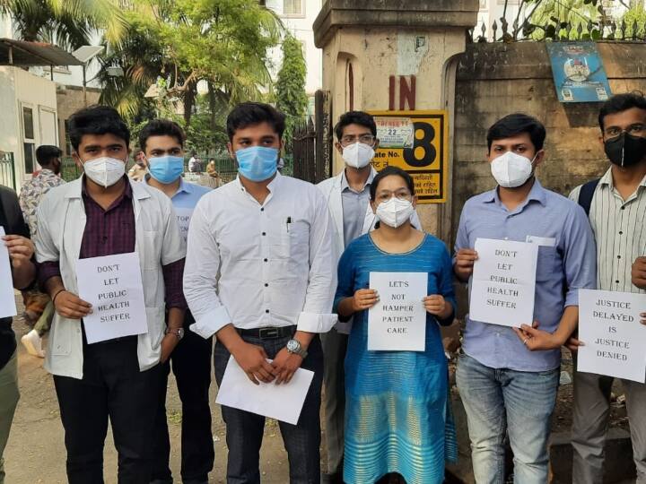 Mumbai: मुंबई में कोरोना के बढ़ते मामलों के बीच डॉक्टरों का प्रदर्शन, नई भर्ती करने की उठाई मांग