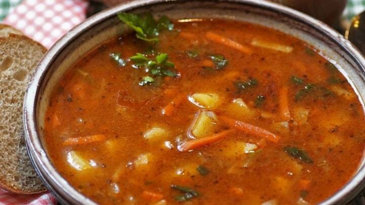 মেক্সিকান স্যুপ: ভুট্টার দানা, মাংসের টুকরো, অলিভ অয়েল রাখুন হাতের কাছে। পরিমাণ মতো তেলে প্রথমে মাংসের টুকরো ভাজুন। তার মধ্যে পছন্দের সিজনিং দিতে পারেন। এর পর ভুট্টার দানা দিয়ে দিন। সেদ্ধ করুন। অল্প আঁচে আরও পাঁচ মিনিট রেখে নামিয়ে নিন।