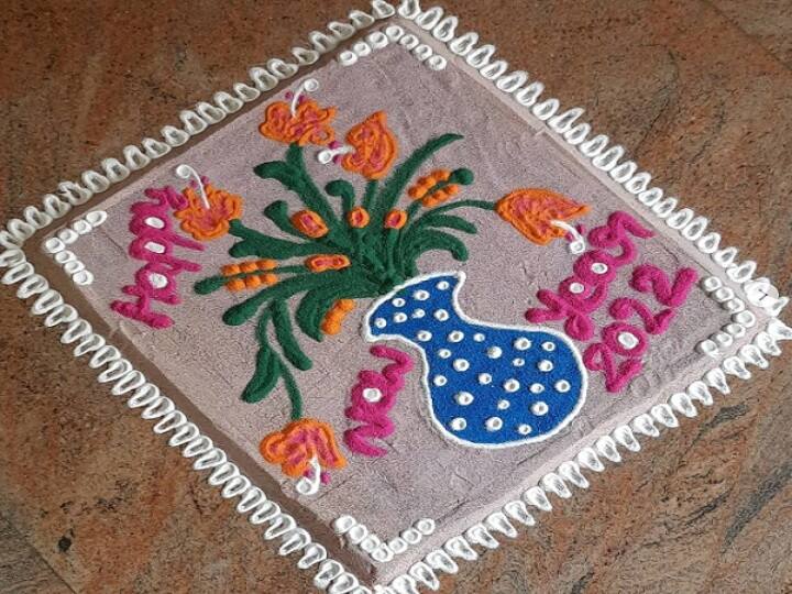 Happy New Year 2022 Rangoli Designs: नये साल के आवागमन में अब कुछ ही समय शेष है. लोग घरों में जोर-शोर से नये साल की तैयारियों में बिजी है. ऐसे में कई लोग घर पर न्यू ईयर पार्टी का आयोजन करते है. बहुत से लोग नये साल के मौके पर घर पर छोटे-छोटे फैमली Get Together का भी आयोजन करते हैं. ऐसे में आप घर पर रंगोली (Rangoli Design for New Year) बनाकर नये साल का स्वागत भी कर सकते हैं. यह घर को टेडिशनल लुक देने में मदद करेगा. तो चलिए देखते हैं कुछ रंगोली डिजाइंस (New Year 2022 Rangoli Designs) जो आप नये साल के मौके पर बना सकते हैं. (PC: Instagram)