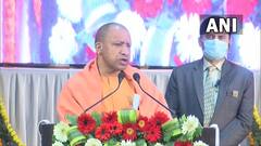 UP Election 2022: सीएम Yogi Adityanath ने लखनऊ पहुंचकर आशा बहुओं को बांटे स्मार्टफोन, देखिए तस्वीरें