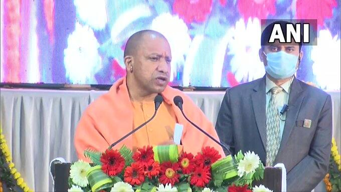 सीएम योगी ने कहा कि, केंद्र और राज्य सरकार के संयुक्त प्रयास से हम यहां पर 80,000 आशा बहुओं को प्रदेश में स्मार्टफोन वितरण की कार्रवाई के साथ जोड़ रहे हैं.