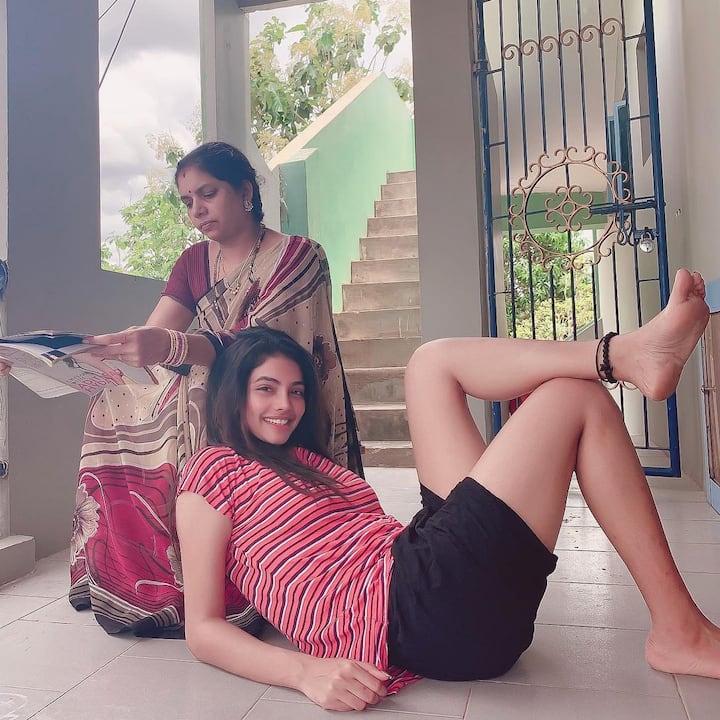 తల్లితో... (Image courtesy - @anala.susmitha/Instagram)