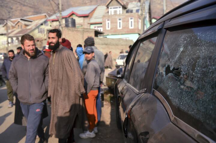 जम्मू-काश्मीरमधील श्रीनगर जिल्ह्यात जवान आणि दहशतवाद्यांमध्ये चकमक. या चकमकीत तीन दहशतवाद्यांचा खात्मा झाल्याचं सांगितलं जात आहे. शुक्रवारी जम्मू-काश्मीर पोलिसांनी यासंदर्भात अधिकृत माहिती दिली. (Photo : PTI)