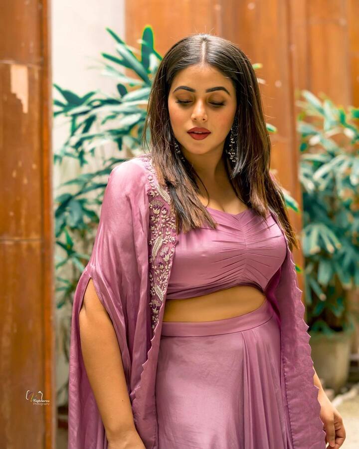 సోషల్ మీడియాలో చాలా యాక్టివ్ గా ఉండే పూర్ణ తాజాగా షేర్ చేసిన ఫొటోలు వైరల్ అవుతున్నాయి.