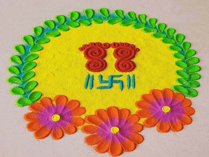 आप नये साल के खास मौके पर मां लक्ष्मी के पैरों वाली रंगोली बना सकते हैं. यह घर में धन का प्रतीक होगा. इसके साथ ही यह नये साल में आपके घर में माता लक्ष्मी का वास का चिन्ह होगा.  (PC: Instagram)