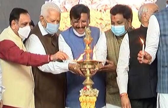 Rajkot: CM ભૂપેન્દ્ર પટેલે રૂપાણીને નહીં પણ આ જૂના નેતા પાસે પોતાના પછી દીપ પ્રાગટ્ય કરાવ્યું, રૂપાણીને CMની બાજુમાં પણ સ્થાન નહીં..... Rajkot: CM ભૂપેન્દ્ર પટેલે રૂપાણીને નહીં પણ આ જૂના નેતા પાસે પોતાના પછી દીપ પ્રાગટ્ય કરાવ્યું, રૂપાણીને CMની બાજુમાં પણ સ્થાન નહીં.....