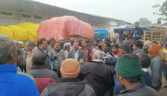 Sonbhadra News: धान खरीद केंद्र पर परेशान किसानों का हंगामा, जानिए किस वजह से किसान हैं नाराज और क्या हैं उनकी मांगें