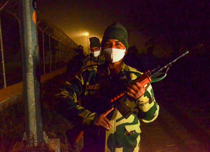 अत्याधुनिक तंत्रत्रानाचा वापर करुन अनेकदा ड्रोनच्या सहाय्याने घुसखोरी करुन टेहळणी करण्याचे प्रयत्न केले जातात. (Photo : PTI )