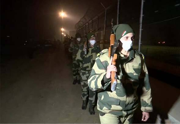 सध्या या सीमेवर मोठ्या प्रमाणात धुक्याचा प्रादुर्भाव आहे, त्याचा फायदा घेऊन घुसखोरी होऊ नये म्हणून ही गस्त वाढवण्यात आलीय. (Photo : ANI )