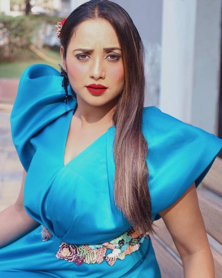 रानी ने अपने लुक को बेहतरीन मेकअप और हाई हील्स के साथ पूरा किया है. तस्वीरों के साथ रानी ने कैप्शन में लिखा है कि, 2022 आई एम रेडी टू रॉक.