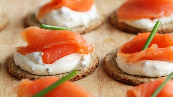 নয় নয় করে কেটে গেল ২০২১। রাত গড়ালেই নতুন বছর। কিন্তু উৎসবের আমেজ এত তাড়াতাড়ি কাটার নয়।