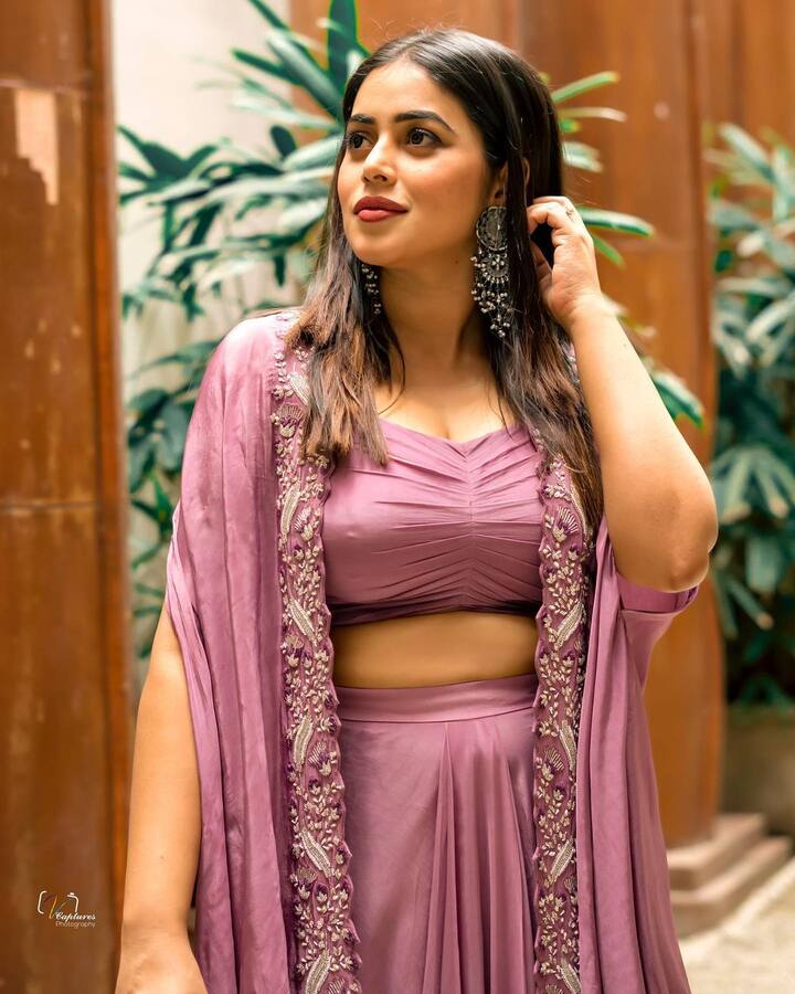 క్యారెక్టర్ ఆర్టిస్ట్ గానే కాకుండా లేడీ విలన్ పాత్రలో కూడా నటించి మెప్పిస్తోన్న ఈ బ్యూటీ.. రాజ్ తరుణ్ 'పవర్ ప్లే ' సినిమాలో నెగెటివ్ షేడ్స్ ఉన్న పాత్రలో నటించింది.