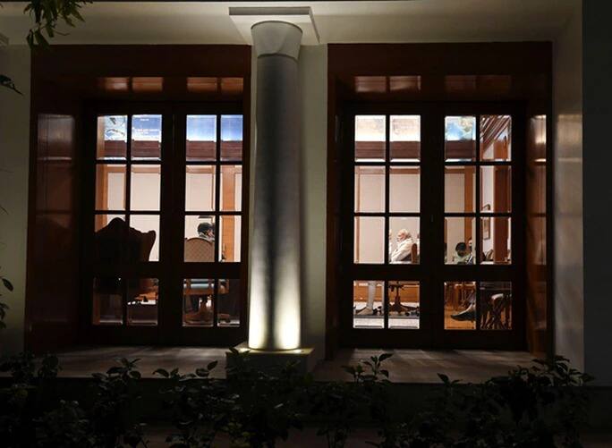 पंतप्रधान नरेंद्र मोदी मध्यरात्रीपर्यंत अधिकाऱ्यांसोबत बैठक घेताना.