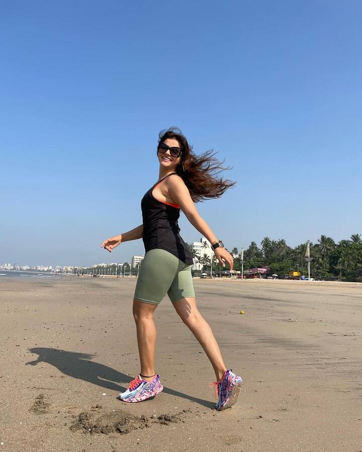 रुबिनाच्या छोटी बहू, जनी और जुजु आणि शक्ती या छोट्या पडद्यावरील मालिकांना प्रेक्षकांची पसंती मिळाली होती. बिग बॉस 14 या शो जिंकल्यानंतर रुबिनानानं  अर्ध (Ardh)हा चित्रपट साइन केला. या चित्रपटात  रुबिनासोबतच अभिनेता राजपाल यादव आणि हितेन तेजवानी हे देखील महत्वाच्या भूमिकेत दिसणार आहेत. (photo:rubinadilaik/ig)