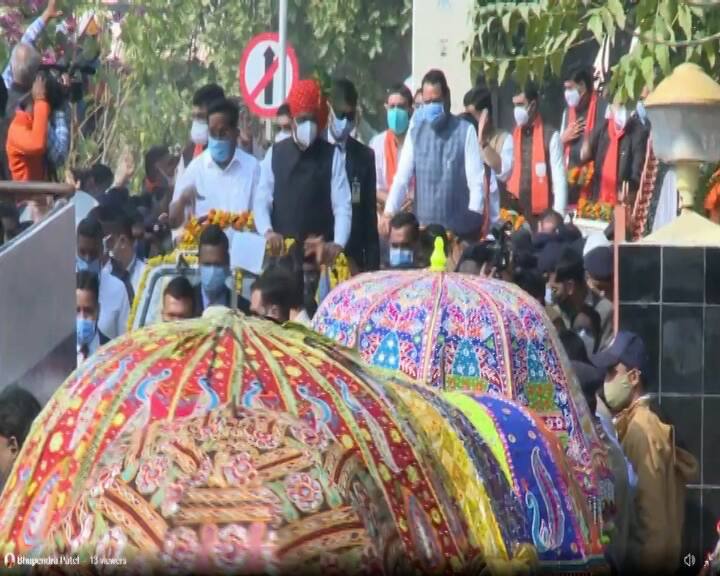 રોડ શો દરમિયાન મુખ્યમંત્રી ભૂપેન્દ્ર પટેલની જીપમાં પ્રદેશ ભાજપ પ્રમુખ સીઆર પાટીલ છે. જ્યારે તેની પછીની જીપોમાં શિક્ષણ મંત્રી જીતુ વાઘાણી, પૂર્વ મંત્રી જયેશ રાદડિયા, પૂર્વ મંત્રી કુંવરજી બાવળીયા સહિત સૌરાષ્ટ્રના નેતાઓ છે.