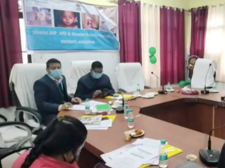 Uttar Pradesh Ghazipur Omicron Variant Health Department Meeting Vaccination ANN Ghazipur News: गाजीपुर में ओमिक्रोन के खतरे को लेकर स्वास्थ्य विभाग की बैठक, इन मामलों पर जारी हुए निर्देश