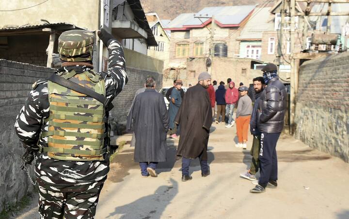 पोलिसांनी दिलेल्या माहितीनुसार, श्रीनगरच्या पंथ चौक परिसरात गुरुवारी संध्याकाळी चकमक झाली होती. (Photo : PTI)